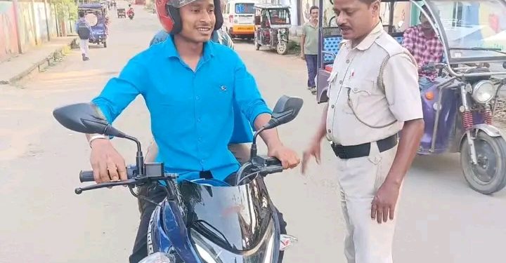 হেলমেট বিহীন বাইক এবং লাইসেন্স ও জরুড়ি নথিপত্র বিহীন যানবাহন আরহীদের বিরুদ্ধে অভিযানে ধর্মনগর ট্রাফিক উইনিট