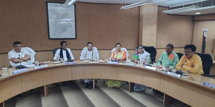 রাজ্যে অবৈধ পার্কিং সহ  শহরে  যানজট নিরসনের জন্য এক আলোচনা সভা অনুষ্ঠিত হয়