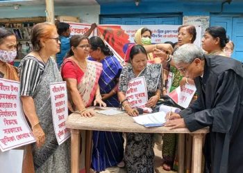 বৃহস্পতিবার প্যাড়াডাইস চৌমুহনী এলাকায় গনসাক্ষর সংগ্রহ করলো সারা ভারত গনতান্ত্রিক নারী সমিতি ৷