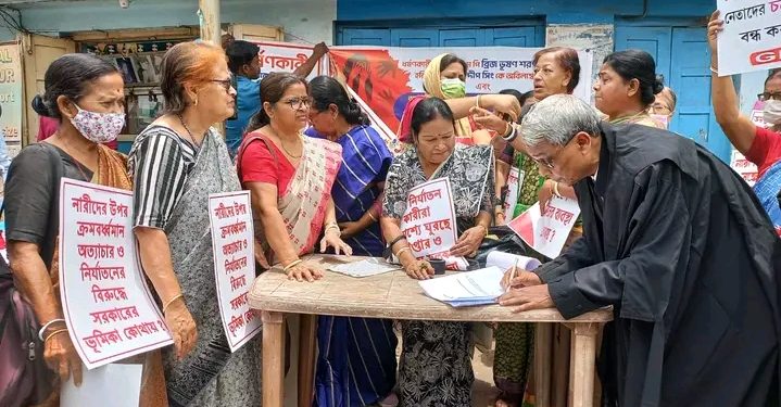 বৃহস্পতিবার প্যাড়াডাইস চৌমুহনী এলাকায় গনসাক্ষর সংগ্রহ করলো সারা ভারত গনতান্ত্রিক নারী সমিতি ৷