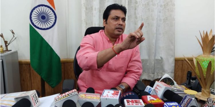 বিপ্লব’ শুরু বিপ্লবের! ত্রিপুরায় সংকটে বিজেপি সরকার