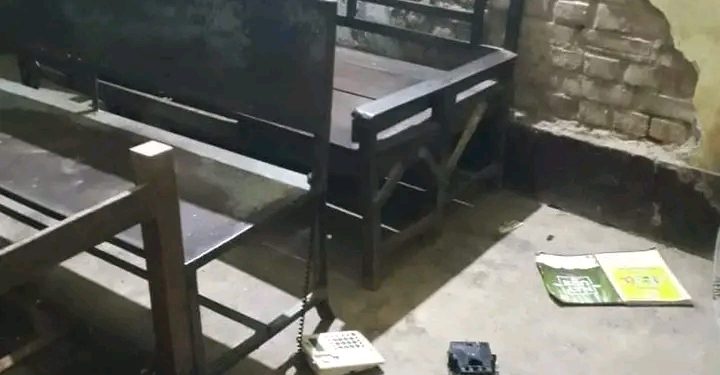 খোয়াই বিদ্যুৎ নিগমের বাইরে হামলা প্রদর্শন করলেন সেখানকার এলাকাবাসীরা