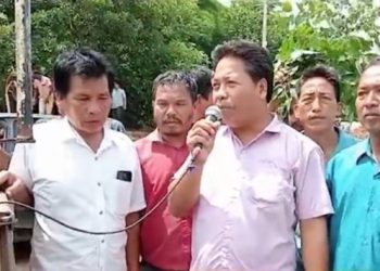 জেসিবি তুলে নিয়েছে বন দপ্তর, বন্ধ রাস্তার কাজ, প্রতিবাদে জাতীয় সড়ক অবরোধ