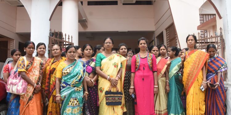 বুধবার সকাল ১০ টায় মেলার মাঠ মহিলা কমিশনের শিশু রক্ষনাগারের কর্মীরা এক ডেপুটেশনে মিলিত হন