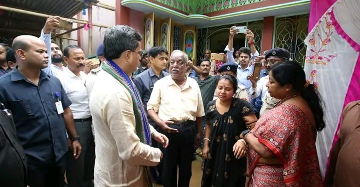 বুধবার শোকার্ত পরিবারের পাশে দাঁড়ালেন রাজ্যের মুখ্যমন্ত্রী ৷