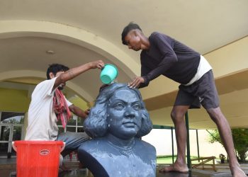 কাজী নজরুল ইসলামের জন্মজয়ন্তী উপলক্ষে মর্মর মূর্তি পরিষ্কার করা থেকে শুরু করে চলছে প্রস্তুতি