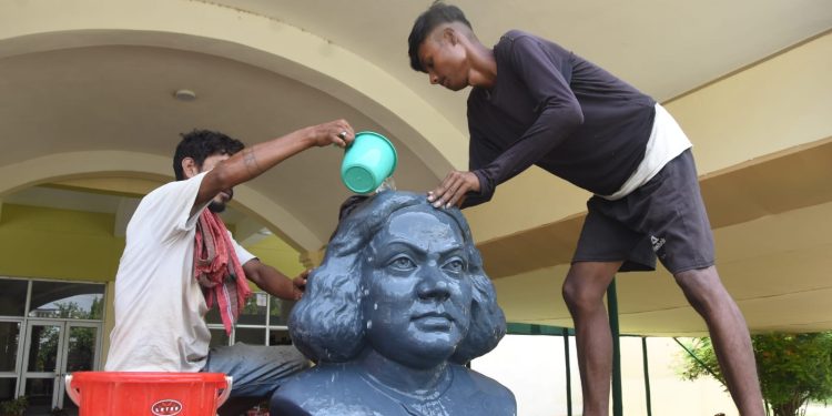কাজী নজরুল ইসলামের জন্মজয়ন্তী উপলক্ষে মর্মর মূর্তি পরিষ্কার করা থেকে শুরু করে চলছে প্রস্তুতি