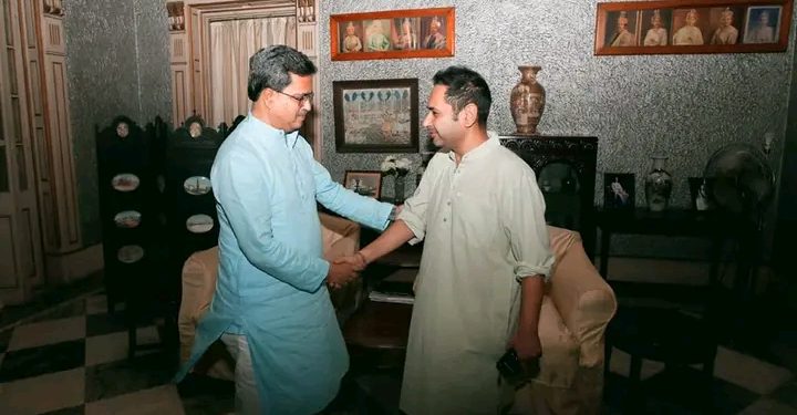 বৃহস্পতিবার প্রদ্যোৎ কিশোর দেববর্মনের সাথে সাক্ষাত করলেন মুখ্যমন্ত্রী ডঃ মানিক সাহা
