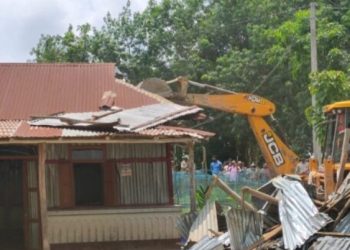 ছয়টি সংখ্যালঘু পরিবারের বাড়ি ঘর ভেঙে গুড়িয়ে দিল বন দপ্তর, উত্তপ্ত গোটা এলাকা ! !