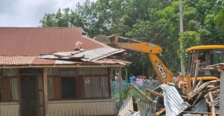 ছয়টি সংখ্যালঘু পরিবারের বাড়ি ঘর ভেঙে গুড়িয়ে দিল বন দপ্তর, উত্তপ্ত গোটা এলাকা ! !