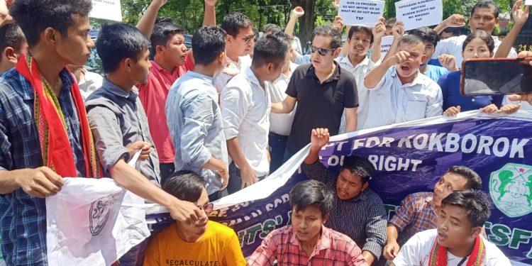 শুক্রবার আগরতলার সার্কিট হাউস স্থিত গান্ধীমুর্তি পাদদেশে বিক্ষোভ প্রদর্শন করে টিএসএফ