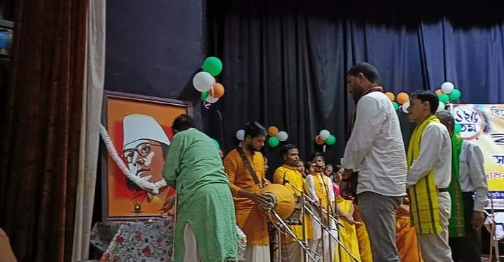 বিদ্রোহী কবি কাজী নজরুল ইসলামের ১২৪ তম জন্মজয়ন্তী উদযাপন উপলক্ষ্যে স্থানীয় বিবেকানন্দ সার্ধ শতবার্ষিকী ভবনে কবি প্রনাম ও সাংস্কৃতিক অনুষ্ঠানের আয়োজন করা হয় ৷