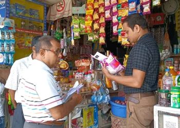 সদর মহকুমা শাসক এবং খাদ্য দপ্তরের উদ্যোগে তল্লাশি অভিযান  দুর্গা চৌমুহনী এলাকায়