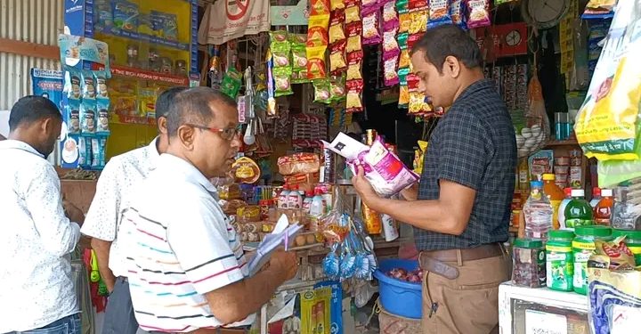 সদর মহকুমা শাসক এবং খাদ্য দপ্তরের উদ্যোগে তল্লাশি অভিযান  দুর্গা চৌমুহনী এলাকায়