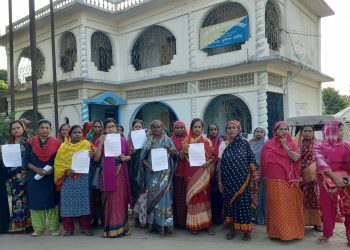 নেশা কারবারি ও নেশাখোরদের বিরুদ্ধে কঠোর ব্যবস্থা নেওয়ার দাবিতে পুলিশ ফাঁড়িতে মহিলাদের ডেপুটেশন ! !