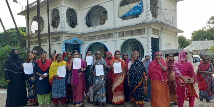 নেশা কারবারি ও নেশাখোরদের বিরুদ্ধে কঠোর ব্যবস্থা নেওয়ার দাবিতে পুলিশ ফাঁড়িতে মহিলাদের ডেপুটেশন ! !