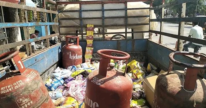 তেলিয়ামুড়া দোকানপাটে প্রশাসনের হানা বহু মেয়াদ উত্তীর্ণ সামগ্রী বাজেয়াপ্ত !