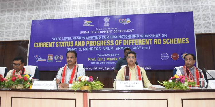বুধবার এক অনুষ্ঠানের মধ্যে দিয়ে আগরতলার প্রজ্ঞা ভবনে গ্রামোন্নয়ন দপ্তরের একদিনের কর্মশালায় সম্বোধন করেন এ রাজ্যের মুখ্যমন্ত্রী প্রফ ডঃ মানিক সাহা
