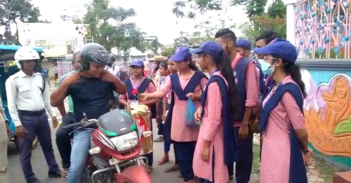 সোমবার সকাল ১১টায় NSS Unit এর সকল Volunteer এবং ট্রাফিক কন্ট্রোলের আধিকারিকদের নিয়ে একটি awareness প্রোগ্রামের আয়োজন করা হয়