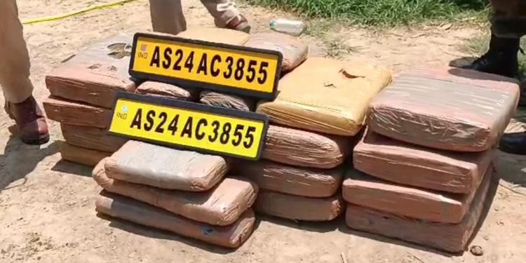 ভুয়ো নাম্বার প্লেট লাগিয়ে এক অভিনব পদ্ধতিতে গাঁজা পাচার