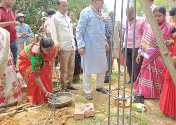 বৃহস্পতিবার চন্দ্রপুর গ্রাম পঞ্চায়েত এলাকায় ব্যবহৃত প্লাস্টিক দ্রব্য গুলো স্টোর করার জন্য পশ্চিম চন্দ্রপুর এর সূত্রধর পাড়ায় একটি নব নির্মিত বিল্ডিং এর ভিত্তি প্রস্তর স্থাপিত হয়