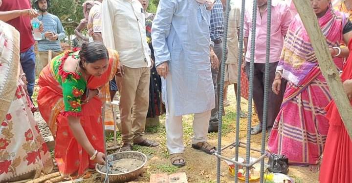 বৃহস্পতিবার চন্দ্রপুর গ্রাম পঞ্চায়েত এলাকায় ব্যবহৃত প্লাস্টিক দ্রব্য গুলো স্টোর করার জন্য পশ্চিম চন্দ্রপুর এর সূত্রধর পাড়ায় একটি নব নির্মিত বিল্ডিং এর ভিত্তি প্রস্তর স্থাপিত হয়