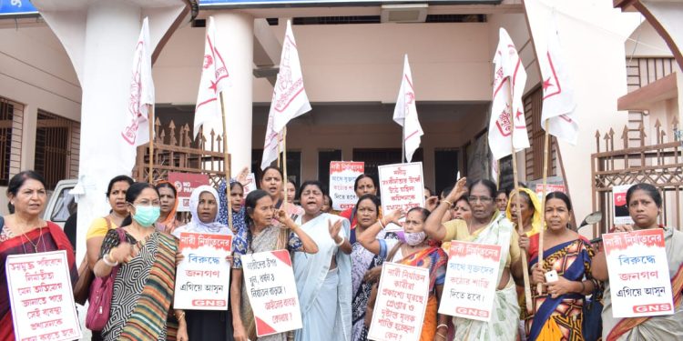 নারী নির্যাতনের ঘটনার বিরুদ্ধে মহিলা কমিশনের সামনে বিক্ষোভ