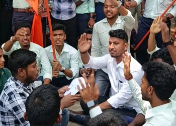 গোমতী জেলা পুলিশ সুপার কার্যালয়ের সামনে বিক্ষোভ