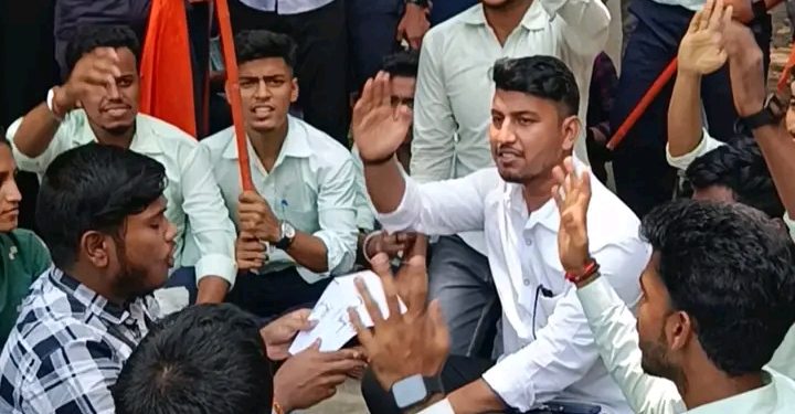 গোমতী জেলা পুলিশ সুপার কার্যালয়ের সামনে বিক্ষোভ