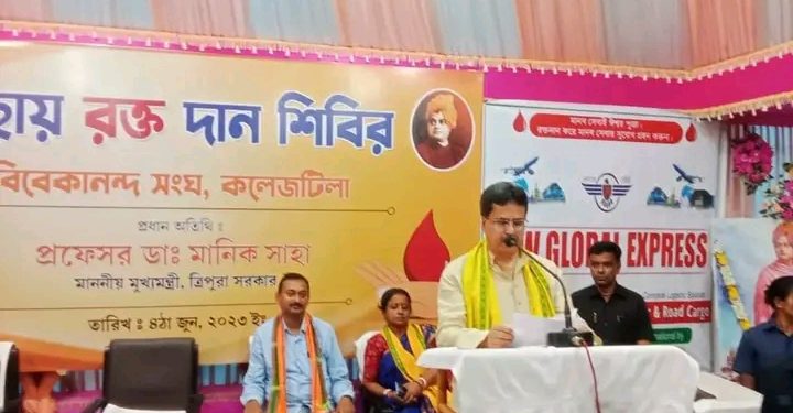 রবিবার সকালে আগরতলা কলেজটিলা স্থিত বিবেকানন্দ সংঘ ক্লাবের উদ্যোগে আয়োজিত একটি মেগা রক্তদান শিবিরের উদ্বোধন করেন রাজ্যের মুখ্যমন্ত্রী