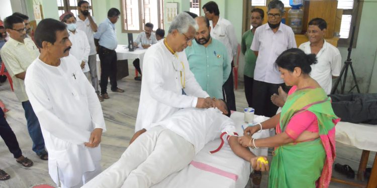 অর্থনৈতিক সংকট এবং রাজনৈতিক প্রতিকূলতা নিয়ে উদ্বেগ প্রকাশ করলেন মানিক সরকার