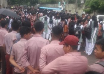 কাঞ্চনপুর মহকুমার বিভিন্ন স্কুলের ছাত্র-ছাত্রীরা গৃহ শিক্ষকদের অভাবে মহকুমা শাসকের নিকট এক রেলীর মাধ্যমে মেমোরেন্ডাম প্রদান করে