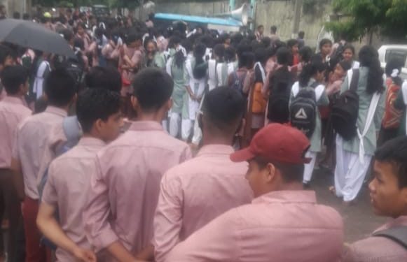 কাঞ্চনপুর মহকুমার বিভিন্ন স্কুলের ছাত্র-ছাত্রীরা গৃহ শিক্ষকদের অভাবে মহকুমা শাসকের নিকট এক রেলীর মাধ্যমে মেমোরেন্ডাম প্রদান করে