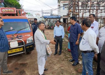 হঠাৎ করে বনমালীপুর বিদ্যুৎ দপ্তর পরিদর্শন করেন বিদ্যুৎ মন্ত্রী