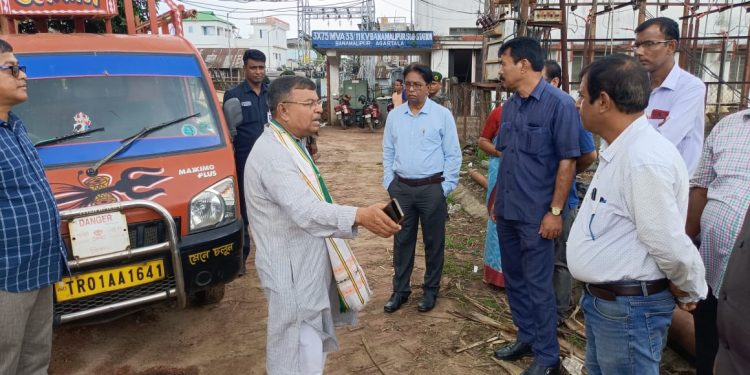 হঠাৎ করে বনমালীপুর বিদ্যুৎ দপ্তর পরিদর্শন করেন বিদ্যুৎ মন্ত্রী