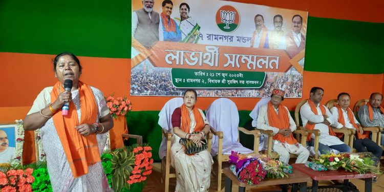 বুধবার ৭ রামনগর বিধায়ক সুরজিৎ দত্তের বাসভবনে বিজেপির লাভার্থী সম্মেলন অনুষ্ঠিত হয়।।