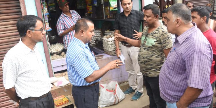 সদর মহাকুমার শাসক এবং খাদ্য দপ্তরের উদ্যোগে দুর্গা চৌমুহনী বাজারে অভিযান চালানো হয়