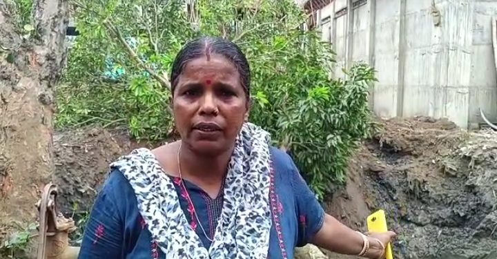 শুক্রবার বর্ডার গোল চক্কর এলাকায় লাইট হাউসে বিশাল আকার জলের ট্যাংকি নির্মাণের ফলে মাটি ভেঙ্গে ক্ষতিগ্রস্ত একটি পরিবার