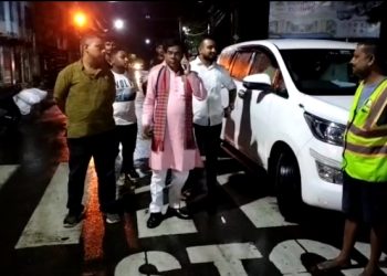 টানা কয়েক ঘন্টা ভারি বর্ষণে কারণে জলমগ্ন বেশ কিছু এলাকায়