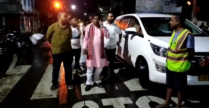 টানা কয়েক ঘন্টা ভারি বর্ষণে কারণে জলমগ্ন বেশ কিছু এলাকায়