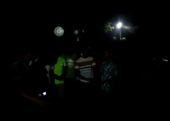 গোপালপুর এলাকায় ৪ দিন যাবৎ বিদ্যুৎ পরিষেবা বন্ধ থাকায় সড়ক অবরোধ করে স্থানীয় এলাকার গ্রামবাসীরা।।