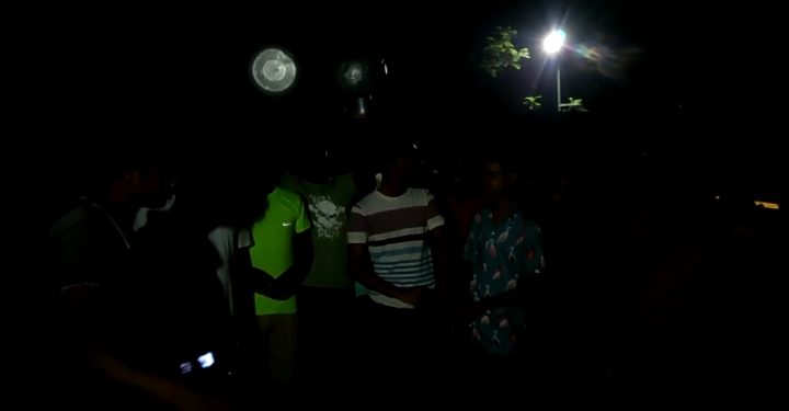 গোপালপুর এলাকায় ৪ দিন যাবৎ বিদ্যুৎ পরিষেবা বন্ধ থাকায় সড়ক অবরোধ করে স্থানীয় এলাকার গ্রামবাসীরা।।