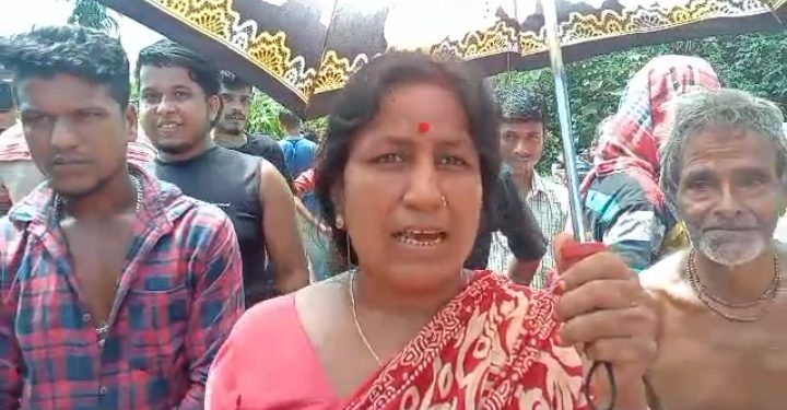 প্রেমতলা এলাকার গ্রামবাসীরা ১৫ দিন ধরে জল পাচ্ছেন না ফলে বাধ্য হয়ে  সড়ক অবরোধ করেন প্রেমতলা এলাকার গ্রামবাসীরা।।