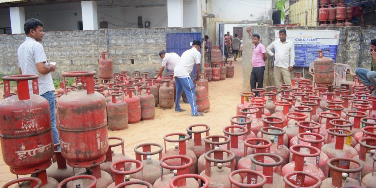 রান্নার গ্যাসের সিলিন্ডার প্রতি দাম বেড়ে গেলো ৫০ টাকা!
