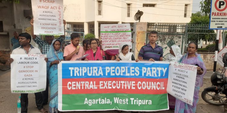 দাবি দিবসের অঙ্গ হিসাবে   বিভিন্ন দাবি নিয়ে সুকান্ত একাডেমির সামনে বিক্ষোভ প্রদর্শন করে ত্রিপুরা পিপলস পার্টি।।