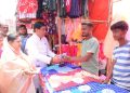 পৌর নিগমের ২০নং ওয়ার্ডের উদ্যোগে চৈত্র  মেলার ব্যবসায়ীদের মধ্যে ফল ও জল বিতরণ করেন মেয়র দীপক মজুমদার ও ২০ নং ওয়ার্ডের কাউন্সিলর রত্না দত্ত সহ অন্যান্য