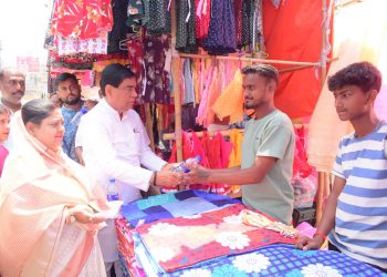 পৌর নিগমের ২০নং ওয়ার্ডের উদ্যোগে চৈত্র মেলার ব্যবসায়ীদের মধ্যে ফল ও জল বিতরণ করেন মেয়র দীপক মজুমদার ও ২০ নং ওয়ার্ডের কাউন্সিলর রত্না দত্ত সহ অন্যান্য