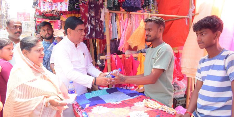 পৌর নিগমের ২০নং ওয়ার্ডের উদ্যোগে চৈত্র  মেলার ব্যবসায়ীদের মধ্যে ফল ও জল বিতরণ করেন মেয়র দীপক মজুমদার ও ২০ নং ওয়ার্ডের কাউন্সিলর রত্না দত্ত সহ অন্যান্য
