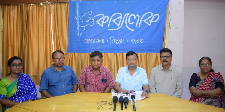 কাব্য লোকের পক্ষ থেকে আগরতলা প্রেসক্লাবের সাংবাদিক সম্মেলনের আয়োজন করা হয়।