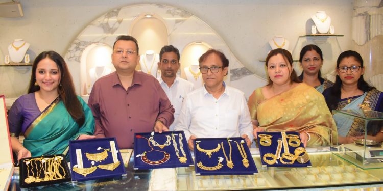অক্ষয় তৃতীয়া উপলক্ষে কালিকা জুয়েলারি পক্ষ থেকে সাংবাদিক সম্মেলন করেন.